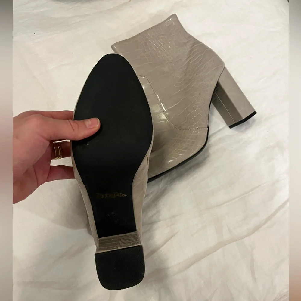 Grey Crocodile-Embossed heeled Ankle Boots size 9! Like new - Picture 6 of 8
